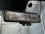 スマートルームミラーは、車両後方に設置されたカメラの映像を、ルームミラーに映し出すことで、死角をなくし、安全性を向上させることができます。また、夜間や雨天時でも、クリアな映像を映し出すことができます。