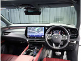 デザインもよく、居心地のよい運転席ですね。分かりやすいスイッチ類ですから操作もしやすく運転をサポートします。