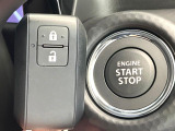 【キーレススタートシステム】カバンやポケットに入れたままでもドアの施錠・解錠が可能なスマートキーを装備。エンジンのオン・オフ時もカギを取り出す必要が無いからとっても便利です♪