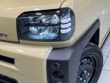 【LEDヘッドライト】悪天候や夜間走行時も良好な視界を確保し安心して運転できる高輝度LEDヘッドライトを装備!点灯速度が早く、消費電力も抑えられています。