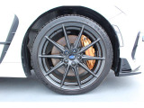 タイヤサイズは215/40R18 純正アルミホイール装着です!
