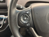 ステアリングにオーディオ操作スイッチが付いています。オーディオ画面に直接タッチしなくても操作が出来ますので、運転に集中できます。