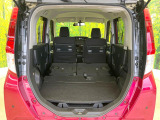 普段のお買い物や通勤、送迎等に十分な荷室スペースを確保しております。セカンドシートを倒すと、大きな荷物の積載も可能です♪