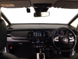 【前方視界】開放的な前方視界!運転がしやすく疲れにくいです♪窓が大きく、見通しがとっても良いおクルマですよ♪