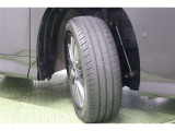 タイヤサイズ 205/60R16。 ダークグレーメタリック塗装で精悍な純正アルミホイールを装着しています。足元を引き締めてくれ、しっかりした走りも楽しめます。