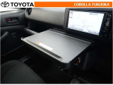 停車時にノートパソコンなどを置ける引き出しテーブル。仕事の効率を考えた設計です。