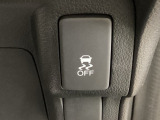 VSA装備車です。VSAはドライバーの操作と車の動きを見守っています。もし車の挙動が乱れたとき、4輪別々にブレーキをかけたり、エンジンパワーをしぼることによって車を安定させます。