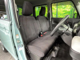 運転席まわりには十分なスペースがあり、大柄な方でもゆったり運転していただける環境です。