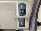 ハンドルの右側にはヘットライトリベライザーとVSA(ABS+TCS+横滑り抑制)の解除スイッチがついています。ヘッドライトリベライザーは道路状況や積荷の加重に応じてライトの高さを調節できます。