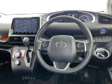 運転席まわりです。 各操作スイッチは使いやすい位置に配置されてます。