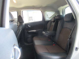 2人掛けでも3人掛けでもゆったり座れるセカンドシートです。
