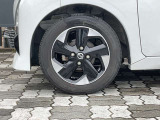 純正アルミホイール。タイヤサイズは155/65R14です。
