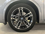【BMWアロイホイル】軽量かつ強度に拘ったアロイホイル。走行性能ポテンシャルを引き出す設計。車の足元を引き締めてくれる大きなポイントはアロイホイルです。