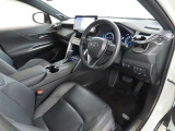 高級感のある美しいインテリアデザインの運転席です。