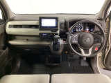 車内は光触媒抗菌消臭施工済です。インパネ周りはスタイリッシュなデザインで機能や装備も充実しています。グローブボックスやカップホルダーのほかにトレーなどたくさんの収納スペースが付いています。