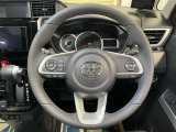 快適な操作性の運転席、ハンドルも綺麗に清掃済みです!もちろん安全を守るエアバッグも装備しているので安心してお乗りいただけます(^^)