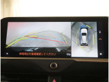 【パノラマモニター】に搭載した4つのカメラにより、車を真上から見ているような映像を表示。運転席から確認しにくい車両周囲の状況を把握できます。