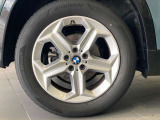 BMWの純正アロイホイールは軽量かつ強度にも優れているホイールで走行性能を引き上げる設計になっております。足元にもBMWは妥協がなくこだわっている個所になります。