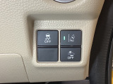 Hondaセンシング用の、VSA(ABS+TCS+横滑り抑制)解除と路外逸脱抑制機能のオンオフスイッチなどはハンドルの右側に装備しています。
