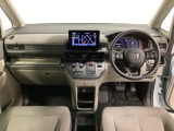 車内は光触媒抗菌消臭施工済です。インパネ周りはスタイリッシュなデザインで機能や装備も充実しています。グローブボックスやカップホルダーのほかにトレーなどたくさんの収納スペースが付いています。