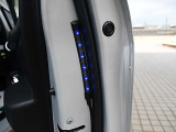 セーフティイルミネーションが付いています。乗降時、後方からくる車やバイクへの注意喚起に役立ちます。