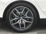 【BMWアロイホイル】軽量かつ強度に拘ったアロイホイル。走行性能ポテンシャルを引き出す設計。車の足元を引き締めてくれる大きなポイントはアロイホイルです。