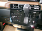 操作しやすいシフトレバーとタッチ式エアコンパネルで運転も楽々です。