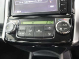 オートエアコン付車です。自動で温度と風量を設定する優れものです。