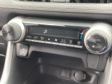 【オートエアコン】一度お好みの温度に設定すれば、車内の温度を検知し風量や温度を自動で調整。暑い&hellip;寒い&hellip;と何度もスイッチ操作をする必要はありません。快適な車内空間には必須の機能ですね♪