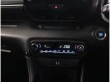 お車のキーはスマートキーです。キーを身につけた状態で車に近づき、ドアロックの解錠や施錠操作が出来ます。雨の日など両手がふさがっている時など、とっても便利ですね。