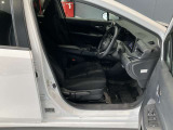 運転席まわりです。運転席からの視界が左右に広く隅々まではっきりと見渡せます!クルマの前端も把握しやすく安心して運転できます!