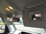 運転席と助手席にバニティミラーが付いています☆