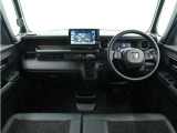 ◆視界広々で非常に運転しやすくロングドライブでも疲れを感じさせないすっきりとまとまったインパネ周りです。