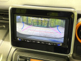【バックカメラ】駐車時に後方がリアルタイム映像で確認できます。大型商業施設や立体駐車場での駐車時や、夜間のバック時に大活躍!運転スキルに関わらず、今や必須となった装備のひとつです!
