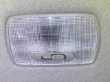 【フロントルームランプ】夜に車内で探し物をするときや、降りる前の荷物チェックに欠かせない光。パッと点灯して手元をしっかり照らしてくれます。
