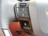 運転中、オーディオの操作をしてて、ハッとしたことはありませんか?ステアリングスイッチは、運転中でもハンドルでオーディオの操作が可能です。安全なドライブをサポートします。