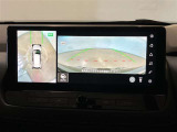 【パノラミックビューモニター&フロントビュー】見通しの悪い交差点やT字路などで車両前方と左右の状況確認をする為に車両上方と前方カメラからの映像を同時に表示するので周りがハッキリ確認でき安心です。