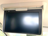 【12.1型フリップダウン】大画面モニターで後席でもエンタメをお楽しみいただけます。家族や友人とお出かけする機会が多い方に大人気です♪
