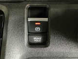パーキングブレーキはスマートな電子制御式と合わせて渋滞時等にブレーキペダルから足を離しても停車状態を保持してくれるオートブレーキホールド機能で運転が楽になります。スタートはアクセルペダルを踏むだけ