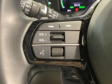 ステアリングにオーディオ操作スイッチが付いています。オーディオ画面に直接タッチしなくても操作が出来ますので、運転に集中できます。