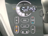 【オートエアコン】一度お好みの温度に設定すれば、車内の温度を検知し風量や温度を自動で調整。暑い&hellip;寒い&hellip;と何度もスイッチ操作をする必要はありません。快適な車内空間には必須の機能ですね♪