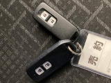 家族やパートナーと個別に持てるため、貸し借りの手間がなくスムーズに乗車できます。また、メインキーを自宅に置いたまま、もう一方をサブとして常に鞄に入れておけるため、持ち出し忘れを防げる点も便利です。