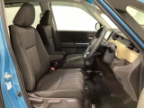 女性でも運転がしやすいように、シートの高さ調整機能(シートリフター)がついています。広い足元にゆったり座れるシートには肘掛も装備しており長距離の運転でも疲れにくいシートです。