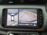 アラウンドビューモニターも装備しております。ご覧のように車体を真上か見たような映像なので、車庫入れの苦手なお客様ももうご心配いりません。