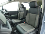 長時間の運転でも疲れにくいよう、膝元にゆとりを持たせた設計のフロントシート。