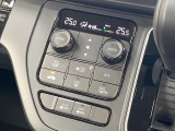 【左右独立型フルオートエアコン】運転席と助手席でそれぞれお好みの温度に設定可能。同乗者にも配慮した、快適な空調をお届け致します。