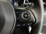 ステアリングには運転中でも簡単に操作できる各種スイッチついてます