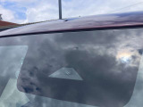 フロントガラスの上部には衝突軽減ブレーキの装置も付いており、より安全に運転を楽しんでいただくことができます。