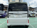 バック時目視しにくいクルマの周囲をカメラで映し出し、安全・安心駐車をサポート♪バックの苦手な方も後ろがハッキリ見えるので安心ですよ♪