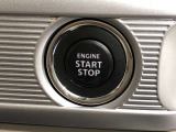 エンジンスタートスイッチです。キーが車内にあれば、エンジンの始動や停止はスイッチを押すだけ!キーを取り出す手間を省き、ワンプッシュで操作できるので簡単でスムーズです。